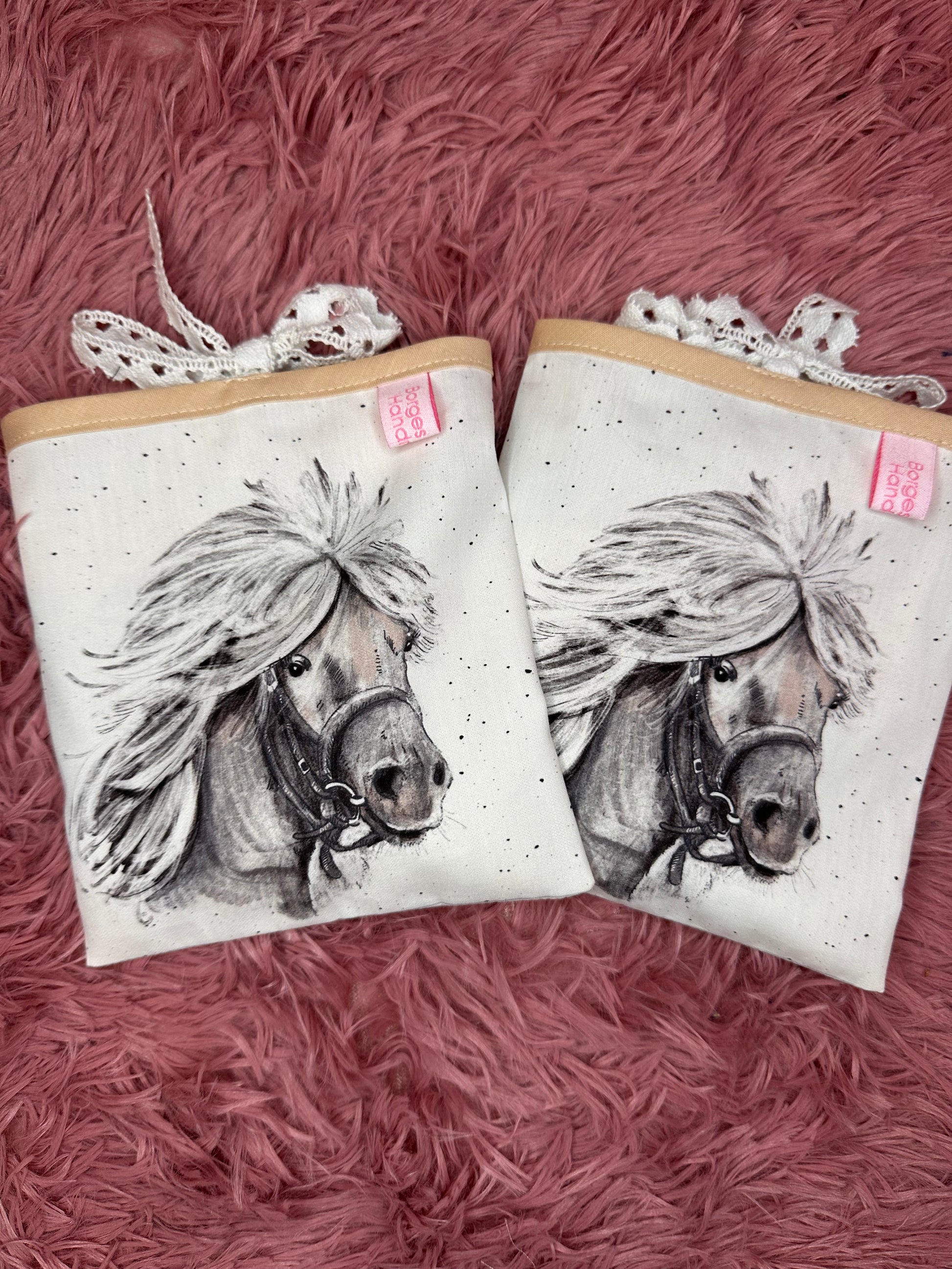 Traubenkern Pouch "Animals" Caballo