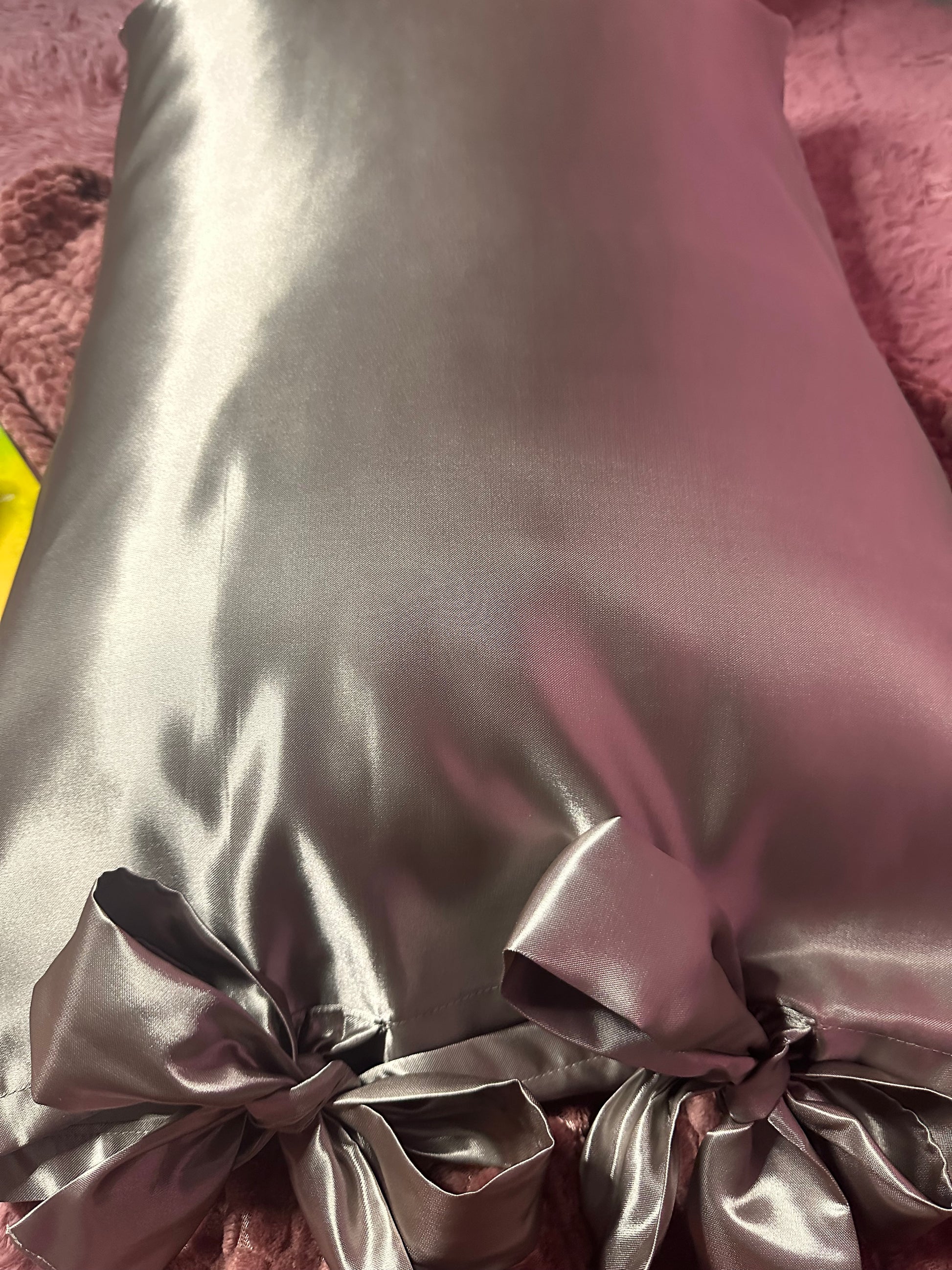 Satin Kissenbezug Taupe - luxuriöser Schlaf für Haut & Haar